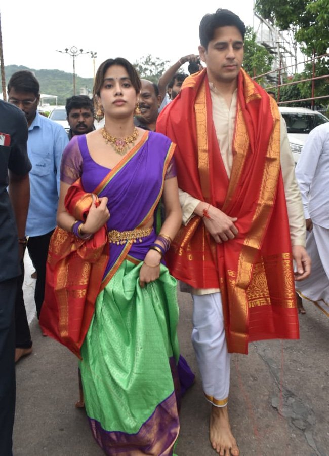 jahnavi_20kapoor_20at_20tirumala4.jpg 5