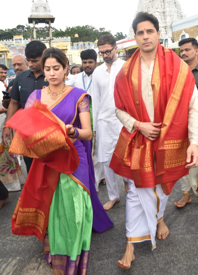 jahnavi_20kapoor_20at_20tirumala6.jpg 7