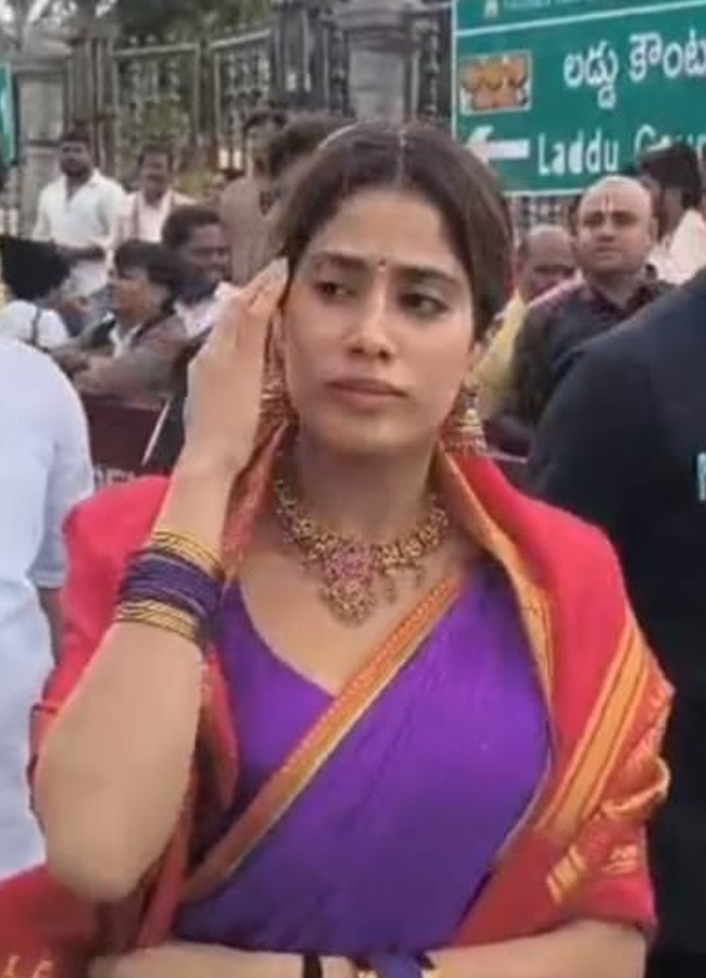 jahnavi_20kapoor_20at_20tirumala7.jpg 8