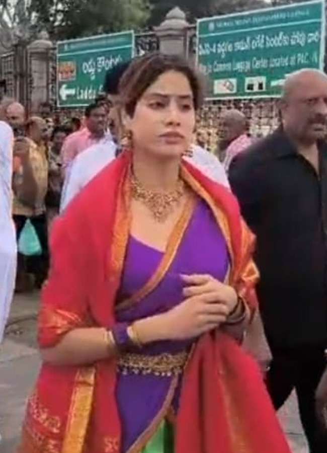 jahnavi_20kapoor_20at_20tirumala8.jpg 9