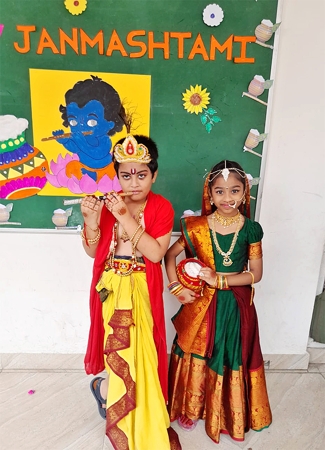 Janmashtami_202025_20Beautiful_20Pics_20Kids_20in_20Radha_20and_20Krishna_20Getup_20__20_285_29.jpg 8