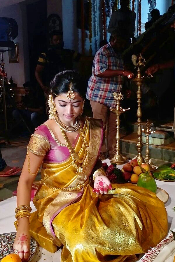 Actress_20Rashmika_20Mandanna_20Shared_20Geetha_20Govindam_20Movie_20Memories_20on_20her_20Insta_20PHotos_20_285_29.jpg 6