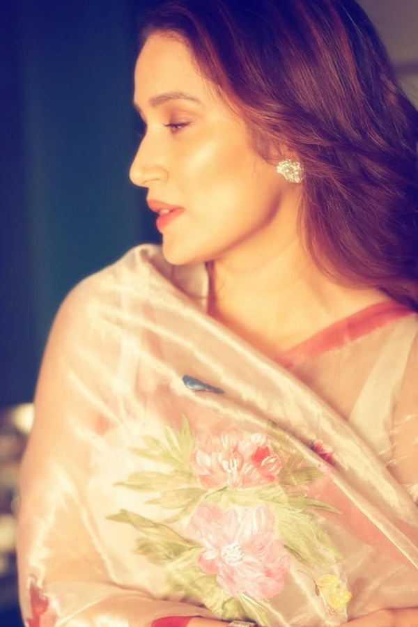 Former_20Indian_20cricketer_20Zaheer_20Khan_20wife_20Sagarika_20Ghatge_20IN_20saree_20style_20Photos_20_2810_29.jpg 10