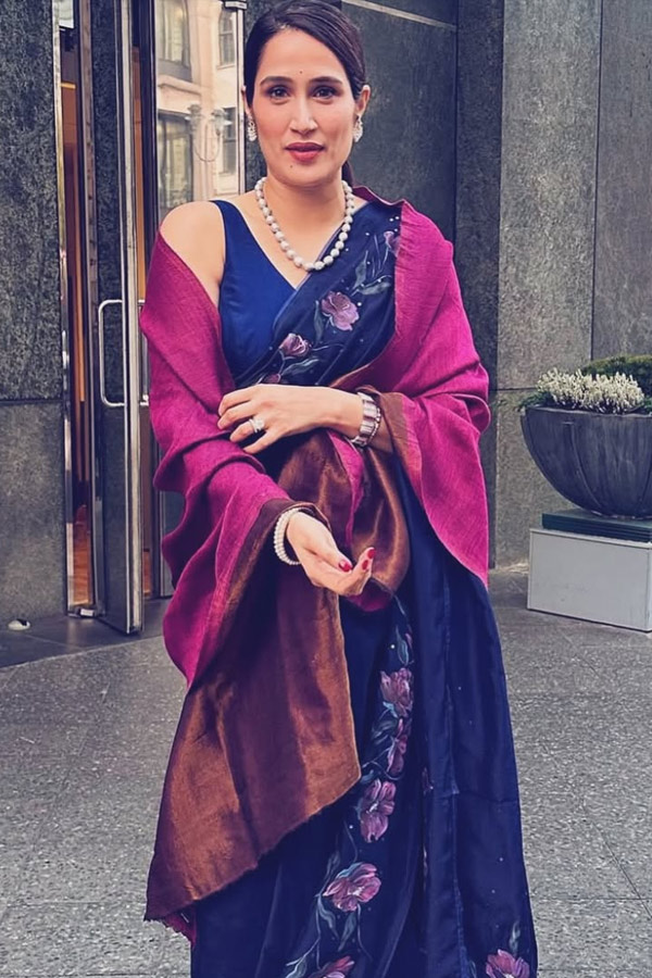 Former_20Indian_20cricketer_20Zaheer_20Khan_20wife_20Sagarika_20Ghatge_20IN_20saree_20style_20Photos_20_2812_29.jpg 12