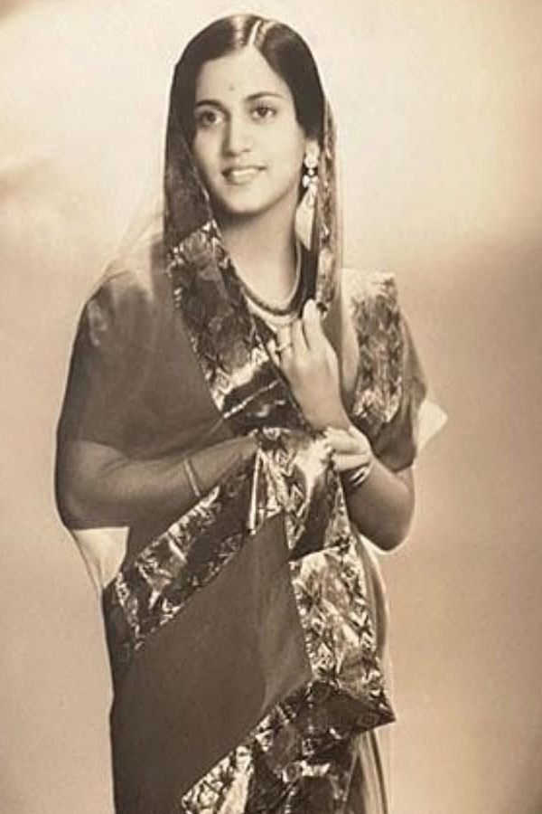 Former_20Indian_20cricketer_20Zaheer_20Khan_20wife_20Sagarika_20Ghatge_20IN_20saree_20style_20Photos_20_2816_29.jpg 18