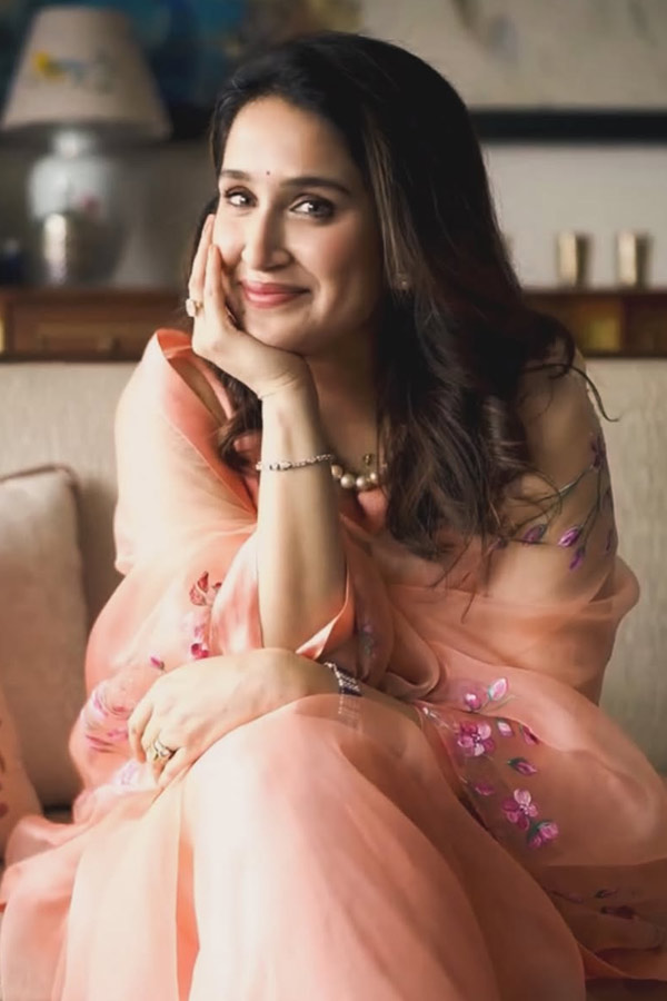 Former_20Indian_20cricketer_20Zaheer_20Khan_20wife_20Sagarika_20Ghatge_20IN_20saree_20style_20Photos_20_289_29.jpg 9