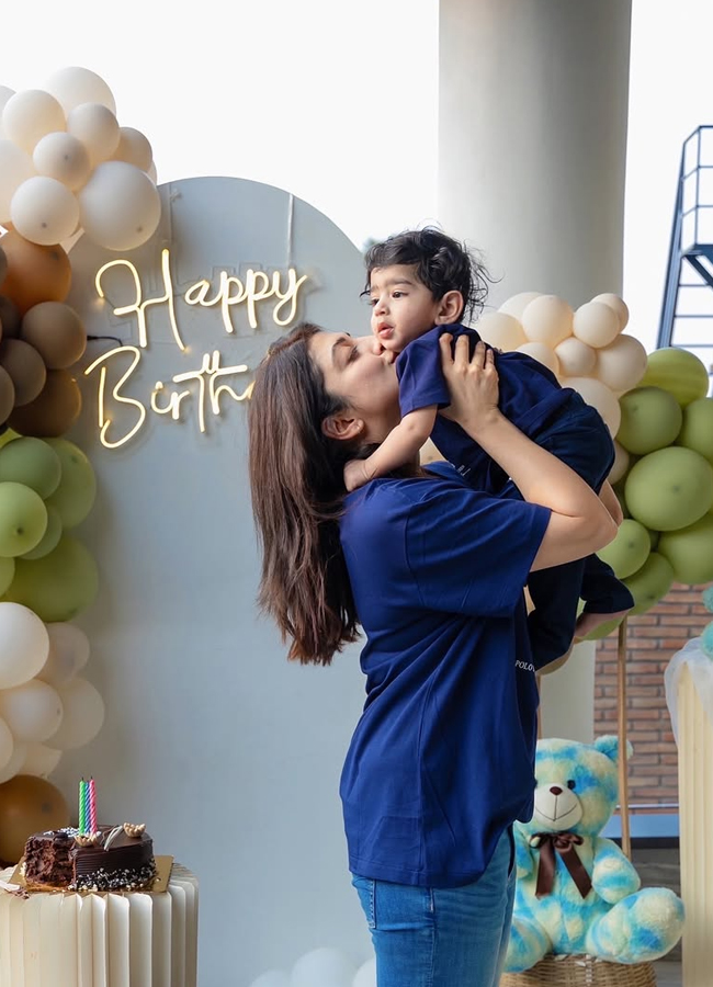 Pranitha_20son_20birthday_20celebrations4.jpg 5