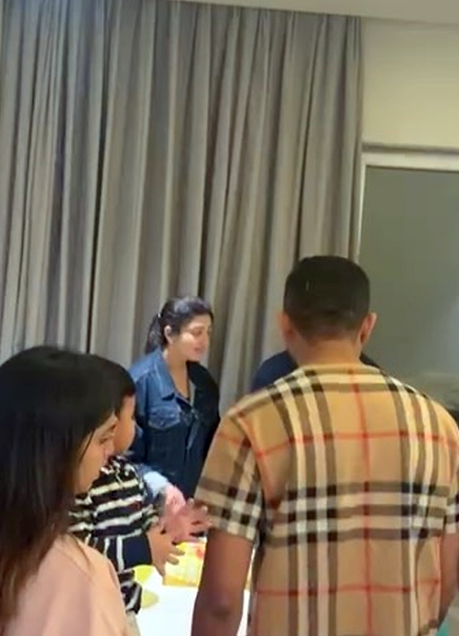 Pranitha_20son_20birthday_20celebrations5.jpg 6