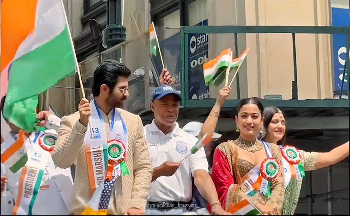 Vijay_20Deverakonda_20and_20Rashmika_20Mandanna_20hold_20hands_20lead_20India_20Day_20Parade_20in_20New_20York__20_2810_29.jpg 10