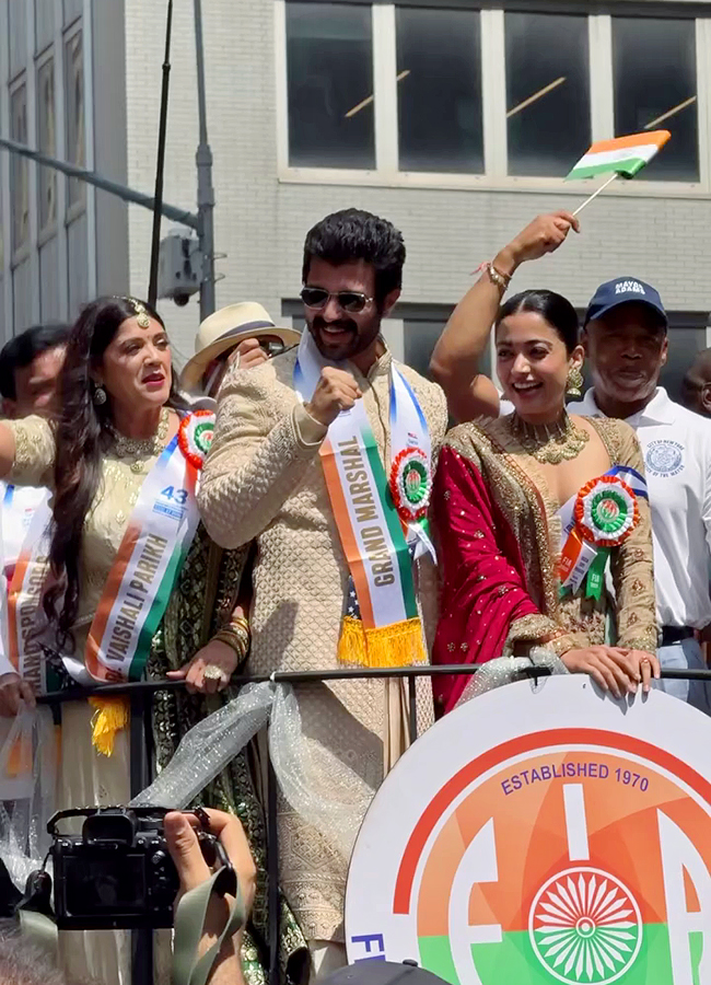Vijay_20Deverakonda_20and_20Rashmika_20Mandanna_20hold_20hands_20lead_20India_20Day_20Parade_20in_20New_20York__20_2812_29.jpg 12