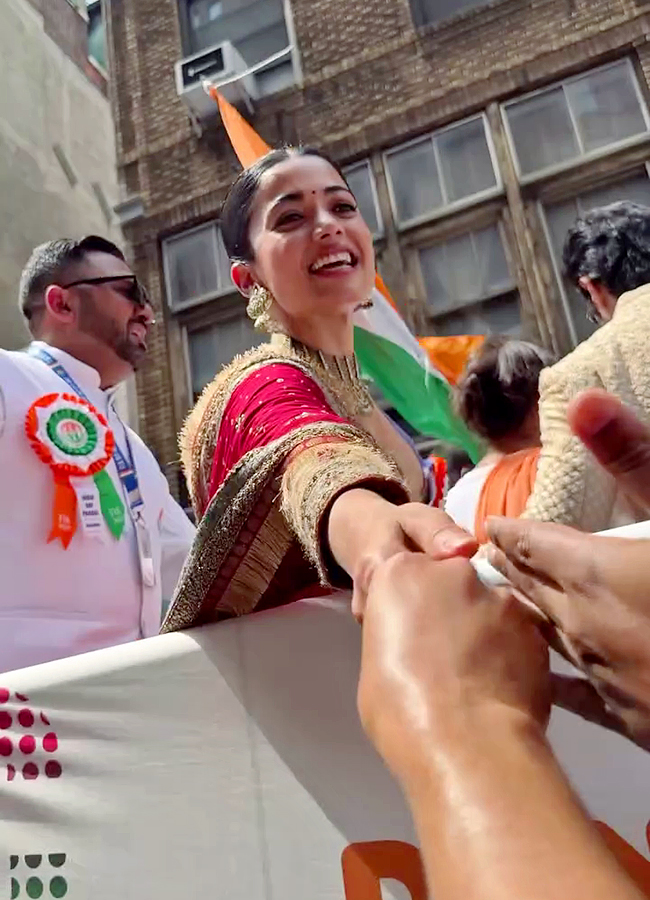 Vijay_20Deverakonda_20and_20Rashmika_20Mandanna_20hold_20hands_20lead_20India_20Day_20Parade_20in_20New_20York__20_2813_29.jpg 13