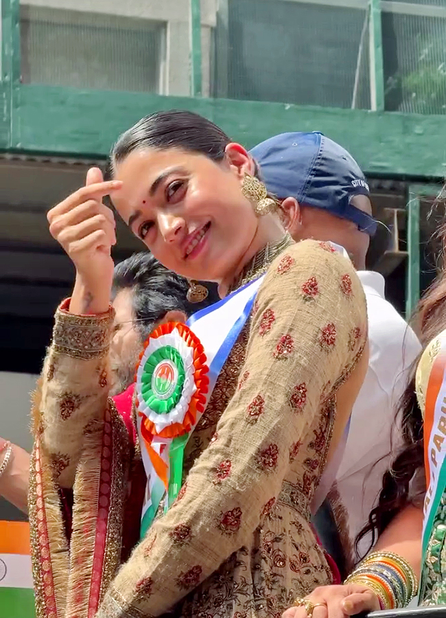 Vijay_20Deverakonda_20and_20Rashmika_20Mandanna_20hold_20hands_20lead_20India_20Day_20Parade_20in_20New_20York__20_2814_29.jpg 14