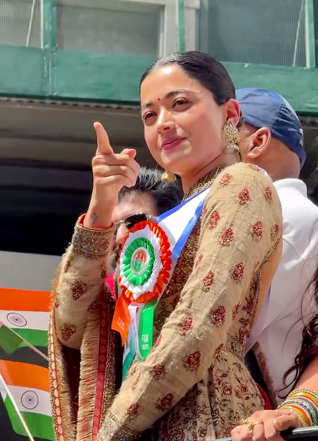 Vijay_20Deverakonda_20and_20Rashmika_20Mandanna_20hold_20hands_20lead_20India_20Day_20Parade_20in_20New_20York__20_2816_29.jpg 16