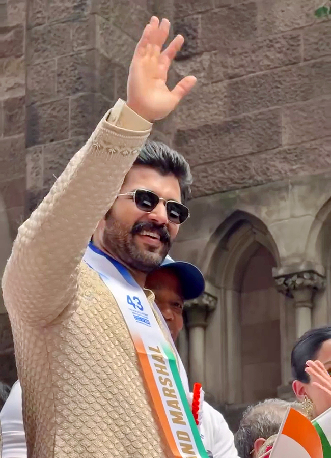 Vijay_20Deverakonda_20and_20Rashmika_20Mandanna_20hold_20hands_20lead_20India_20Day_20Parade_20in_20New_20York__20_2817_29.jpg 17