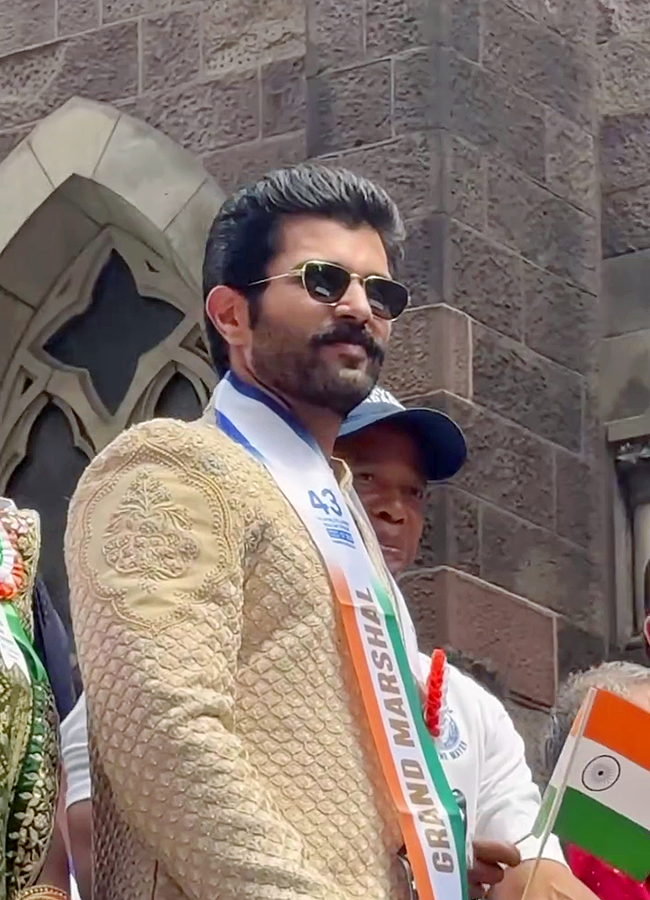 Vijay_20Deverakonda_20and_20Rashmika_20Mandanna_20hold_20hands_20lead_20India_20Day_20Parade_20in_20New_20York__20_2818_29.jpg 18