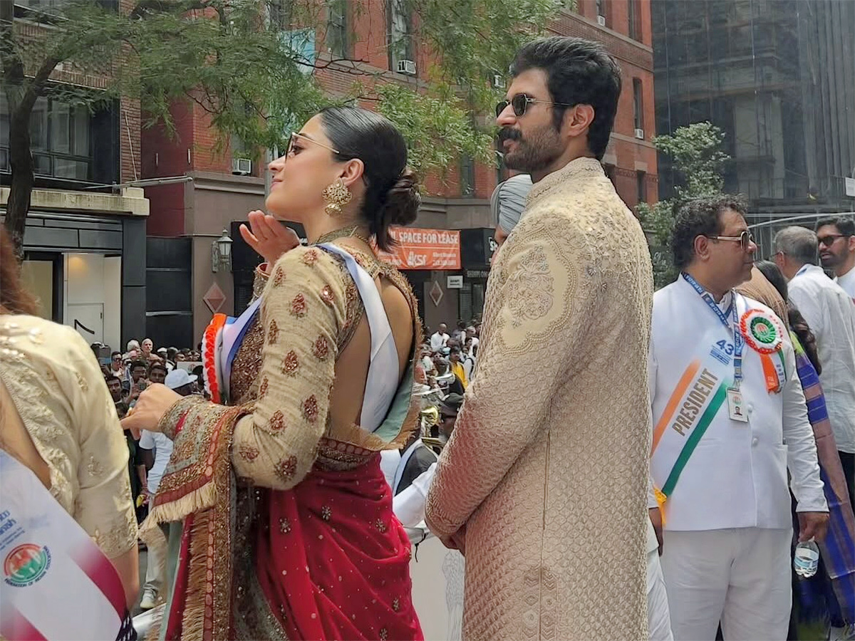 Vijay_20Deverakonda_20and_20Rashmika_20Mandanna_20hold_20hands_20lead_20India_20Day_20Parade_20in_20New_20York__20_2819_29.jpg 19