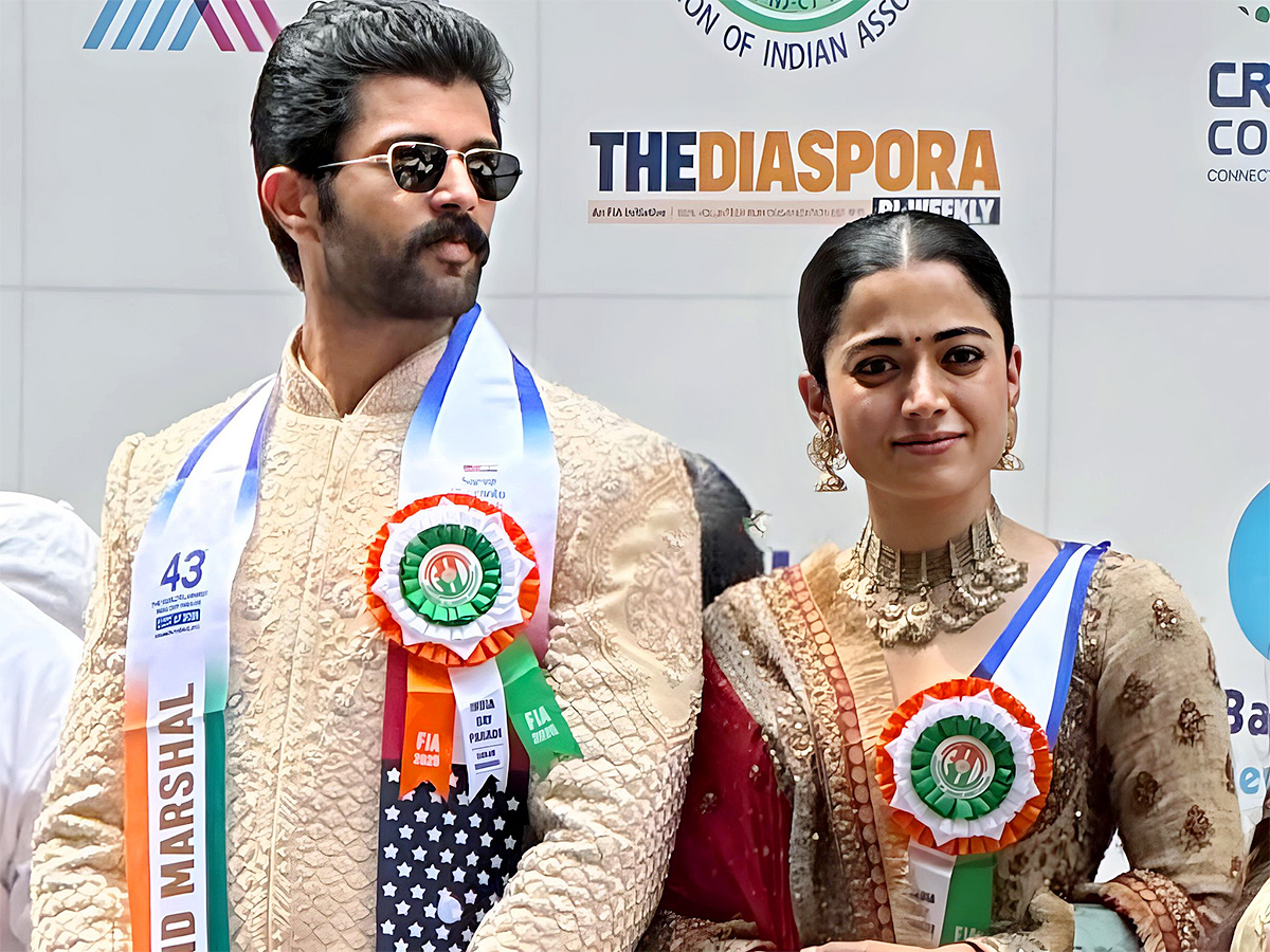 Vijay_20Deverakonda_20and_20Rashmika_20Mandanna_20hold_20hands_20lead_20India_20Day_20Parade_20in_20New_20York__20_283_29.jpg 3