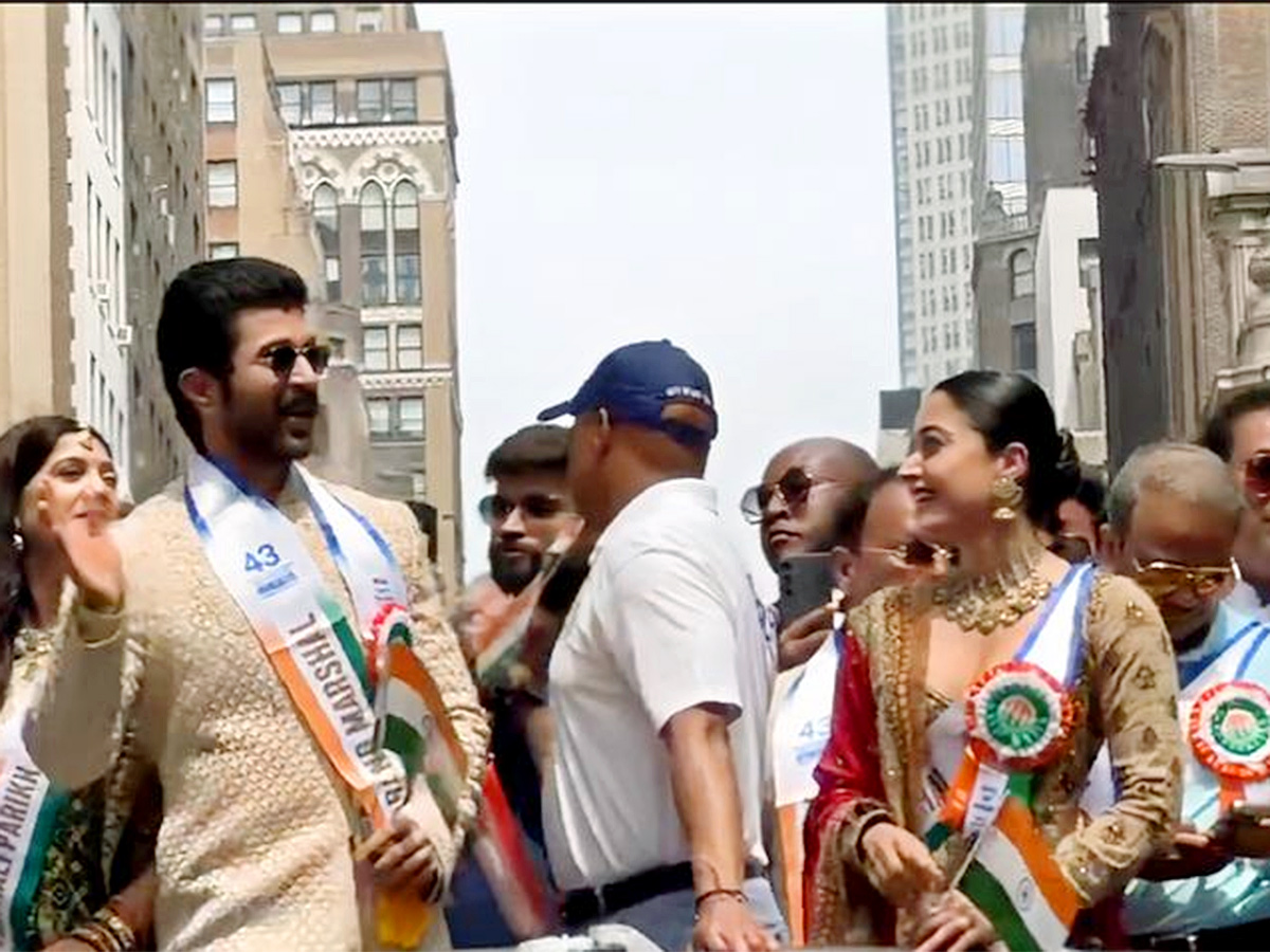 Vijay_20Deverakonda_20and_20Rashmika_20Mandanna_20hold_20hands_20lead_20India_20Day_20Parade_20in_20New_20York__20_285_29.jpg 5