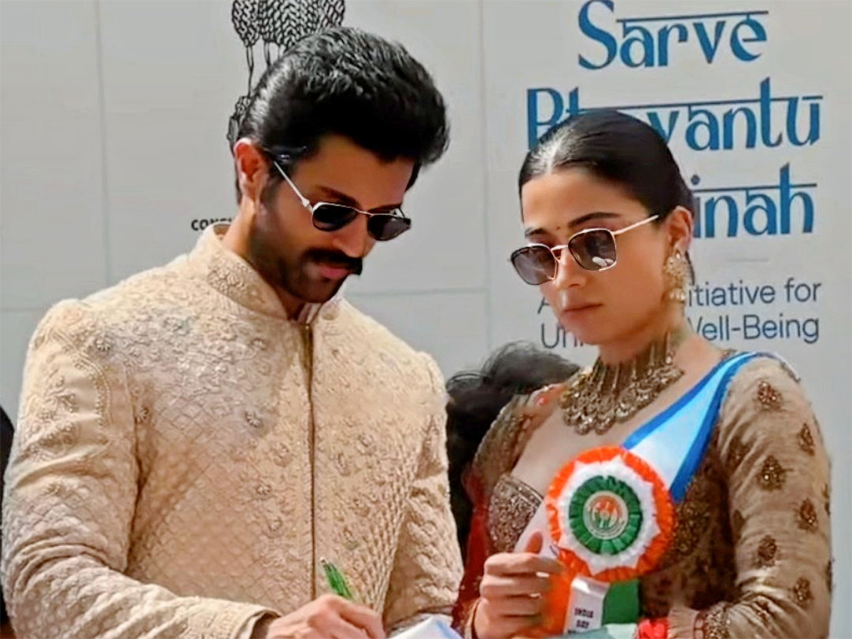 Vijay_20Deverakonda_20and_20Rashmika_20Mandanna_20hold_20hands_20lead_20India_20Day_20Parade_20in_20New_20York__20_286_29.jpg 6