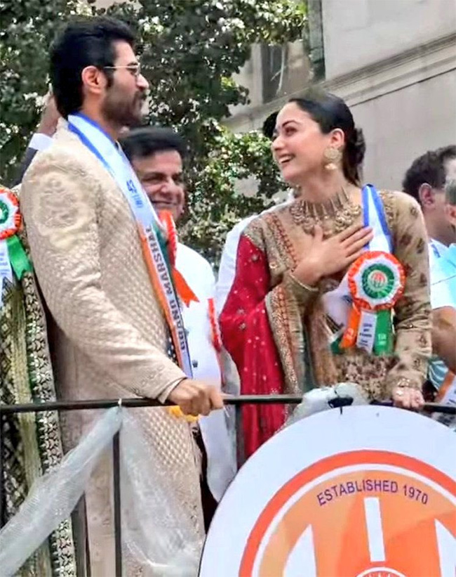 Vijay_20Deverakonda_20and_20Rashmika_20Mandanna_20hold_20hands_20lead_20India_20Day_20Parade_20in_20New_20York__20_287_29.jpg 7