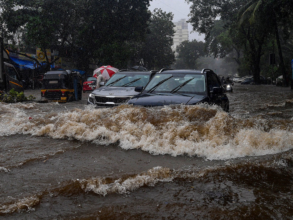 Heavy_20Rainfall_20in_20Mumbai_20Today_20Photos__20_285_29.jpg 5