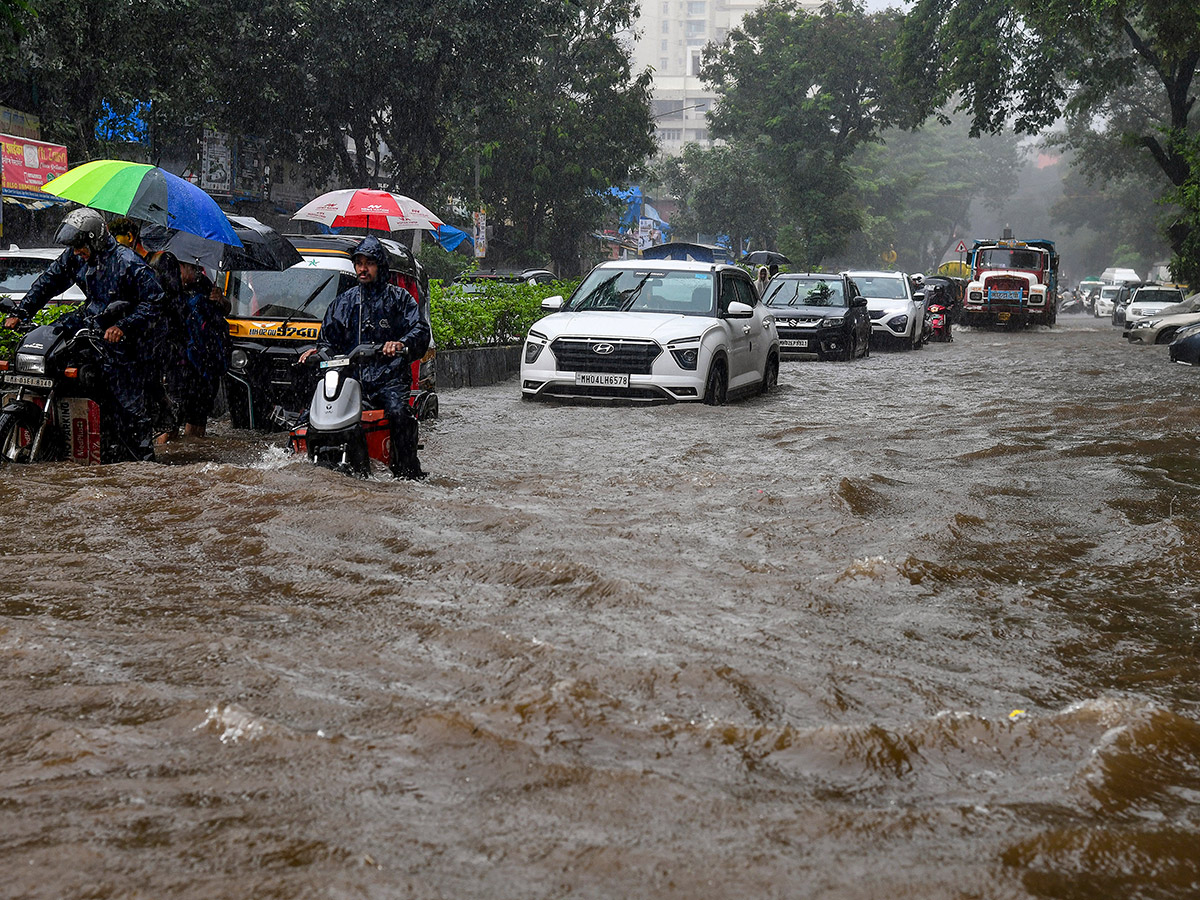Heavy_20Rainfall_20in_20Mumbai_20Today_20Photos__20_286_29.jpg 6