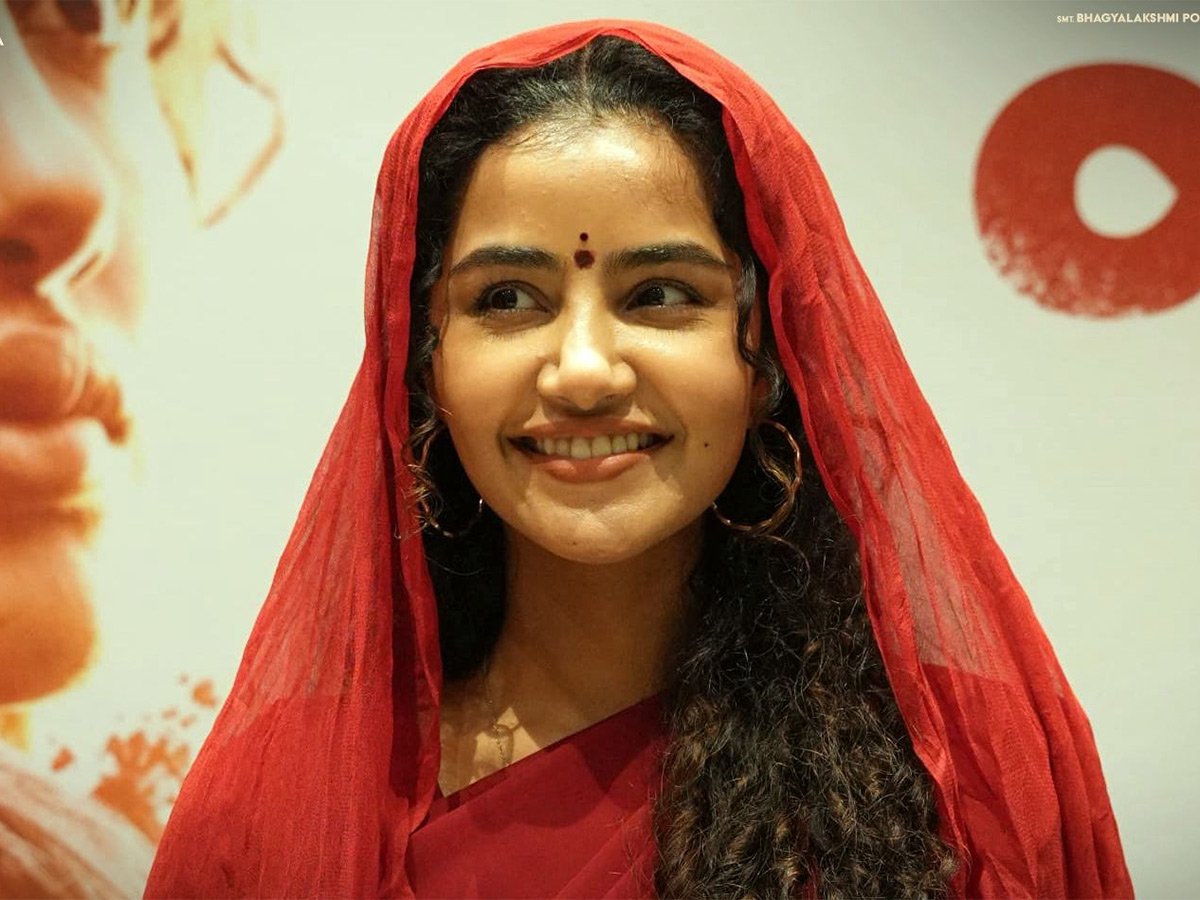 Anupama_20Parameswaran_20Gets_20Emotional_20at_20Parada_20Movie_20Press_20Meet__20_2811_29.jpg 12