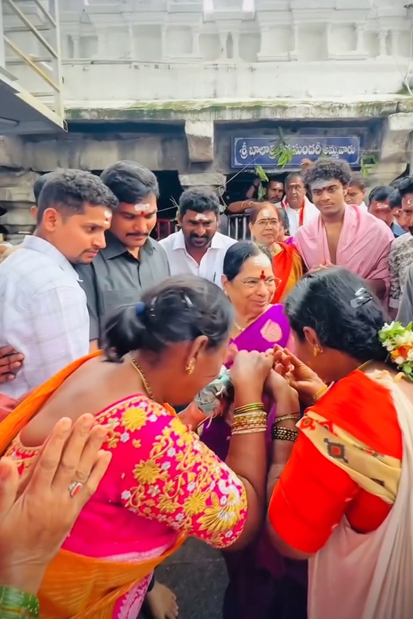 KCR_20Wife_20Shobamma_20And_20Himanshu_20Visits_20Vemulawada_20Temple_20Photos_20_2814_29.jpg 16