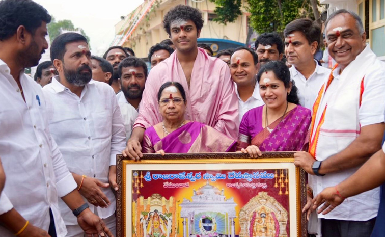 KCR_20Wife_20Shobamma_20And_20Himanshu_20Visits_20Vemulawada_20Temple_20Photos_20_2817_29.jpg 19