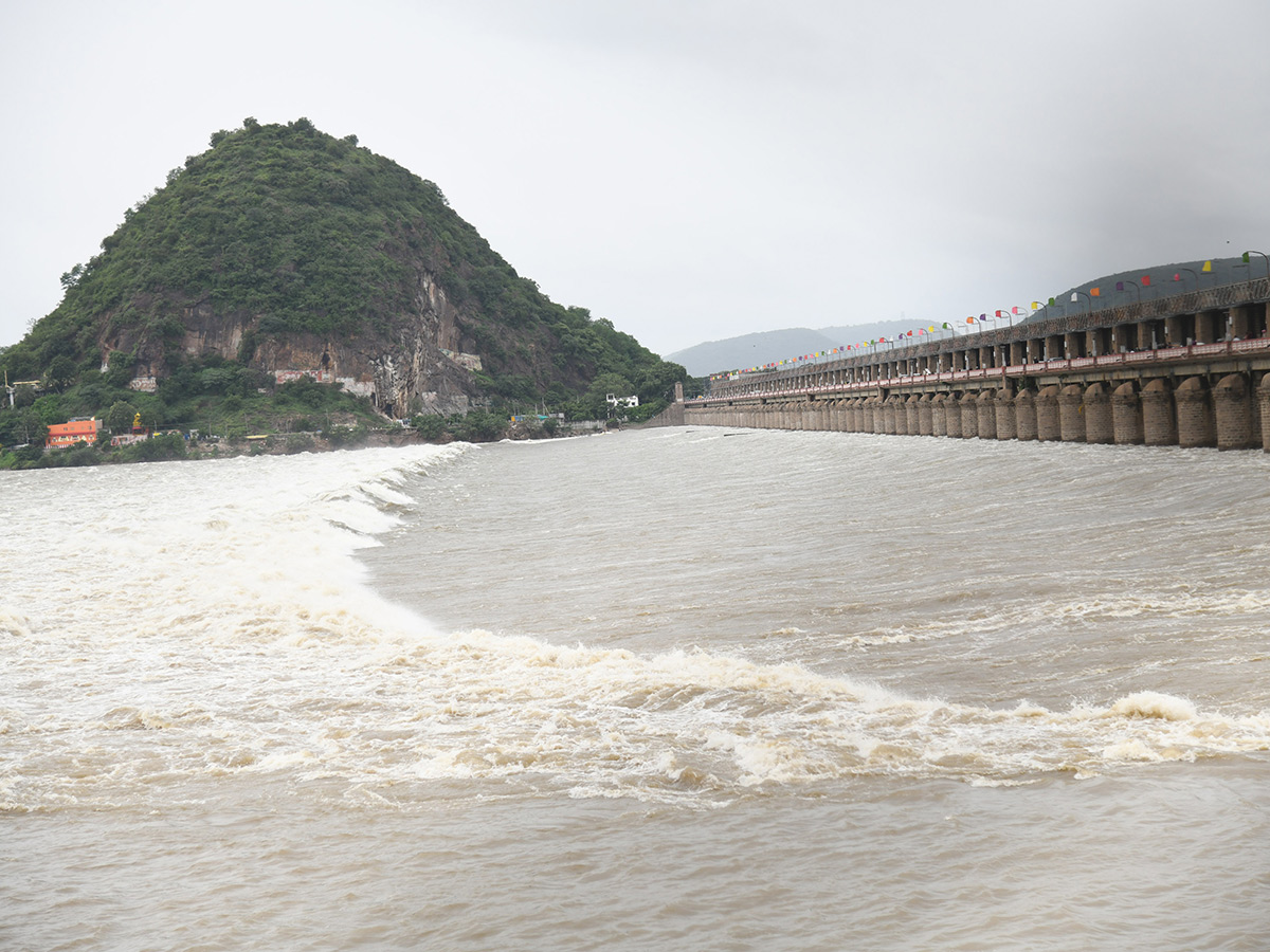 Vijayawada_20Praksam_20Barrage_20Floods__20_2810_29.jpg 10