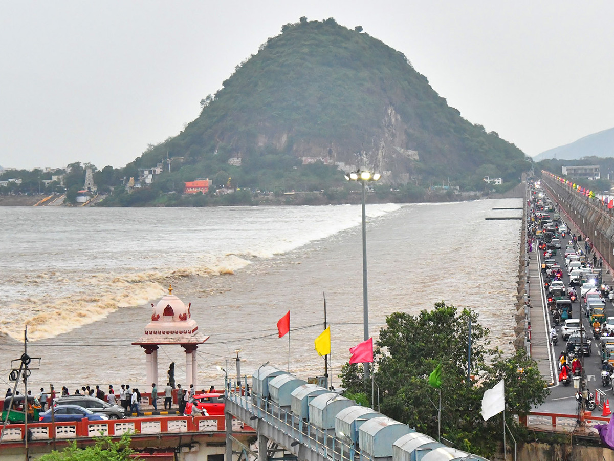 Vijayawada_20Praksam_20Barrage_20Floods__20_2811_29.jpg 11