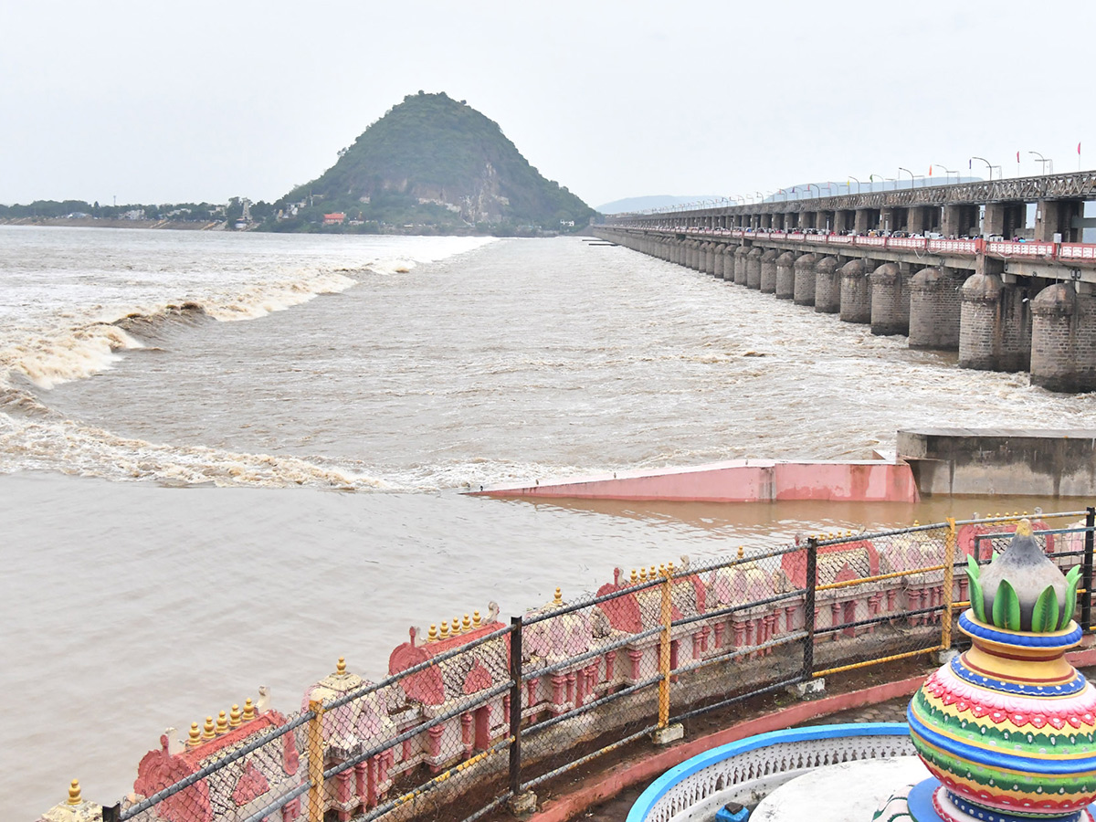 Vijayawada_20Praksam_20Barrage_20Floods__20_2812_29.jpg 12
