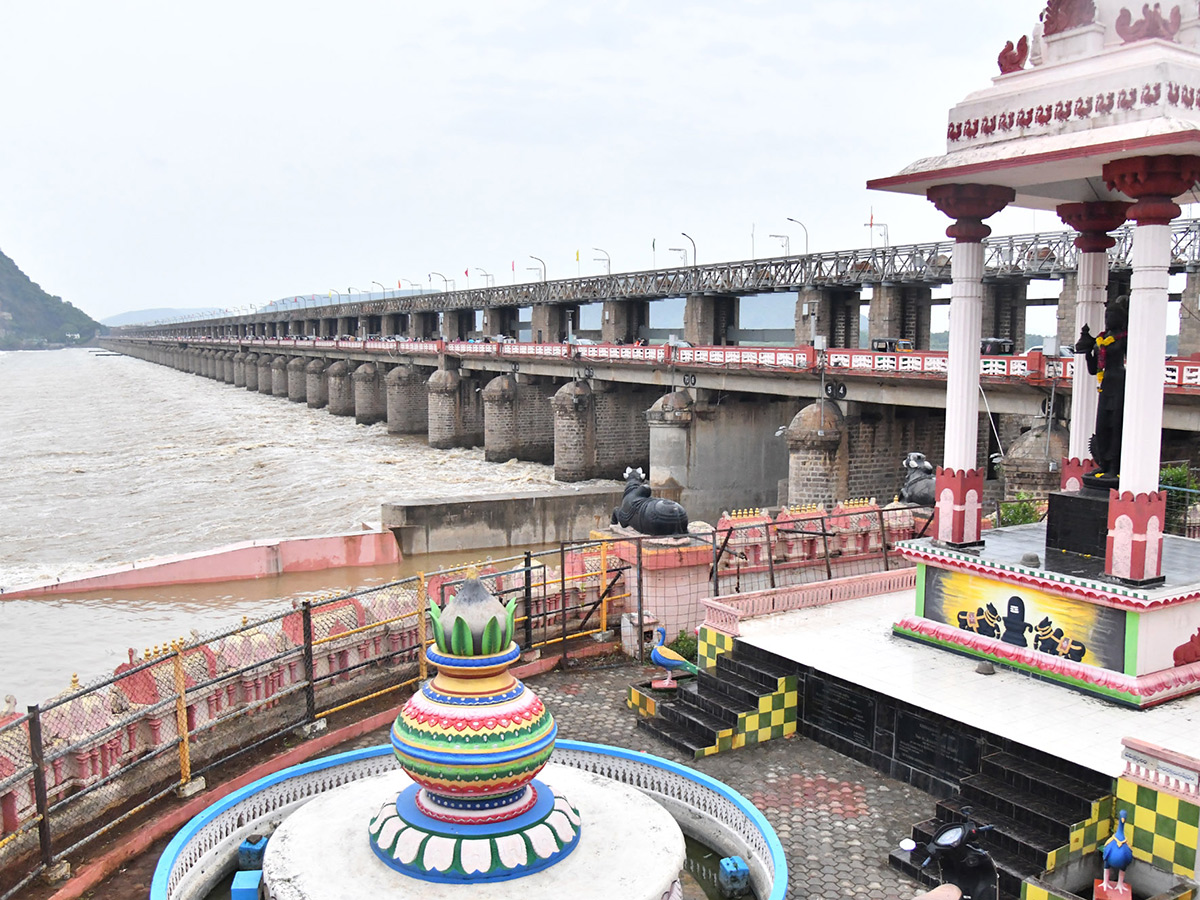 Vijayawada_20Praksam_20Barrage_20Floods__20_2813_29.jpg 13