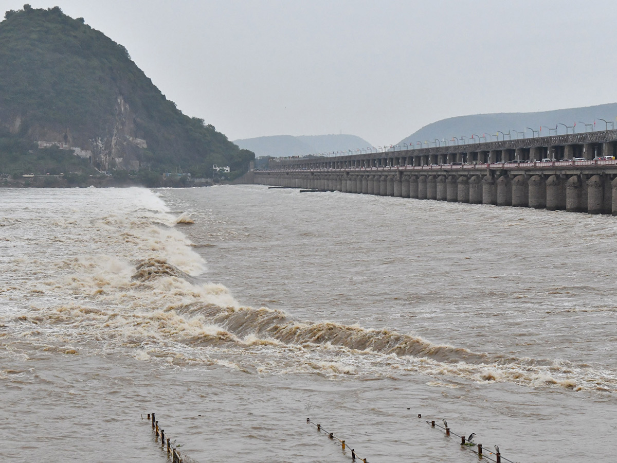 Vijayawada_20Praksam_20Barrage_20Floods__20_2814_29.jpg 14