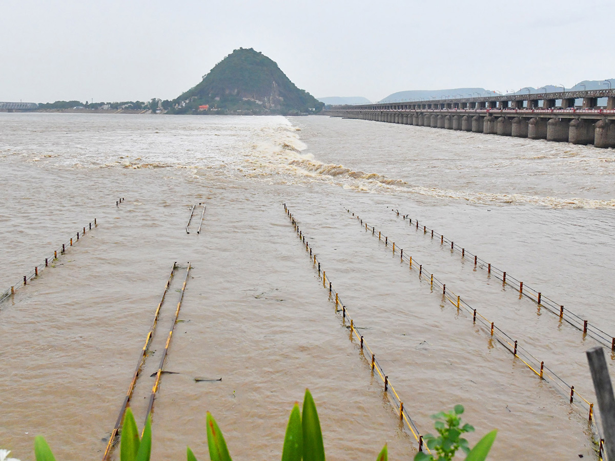 Vijayawada_20Praksam_20Barrage_20Floods__20_2815_29.jpg 15