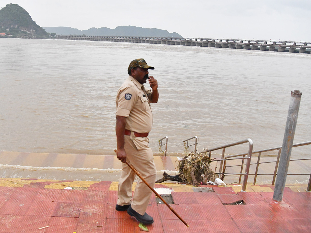 Vijayawada_20Praksam_20Barrage_20Floods__20_2816_29.jpg 16