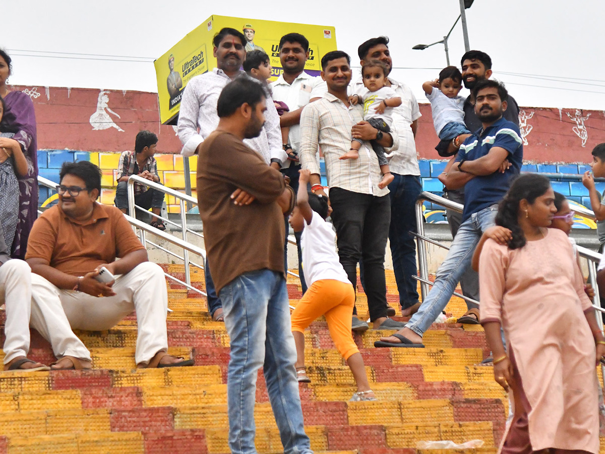 Vijayawada_20Praksam_20Barrage_20Floods__20_2823_29.jpg 23