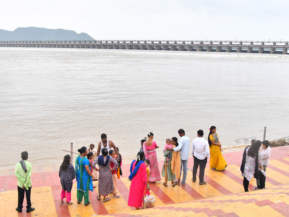 Vijayawada_20Praksam_20Barrage_20Floods__20_2824_29.jpg 24