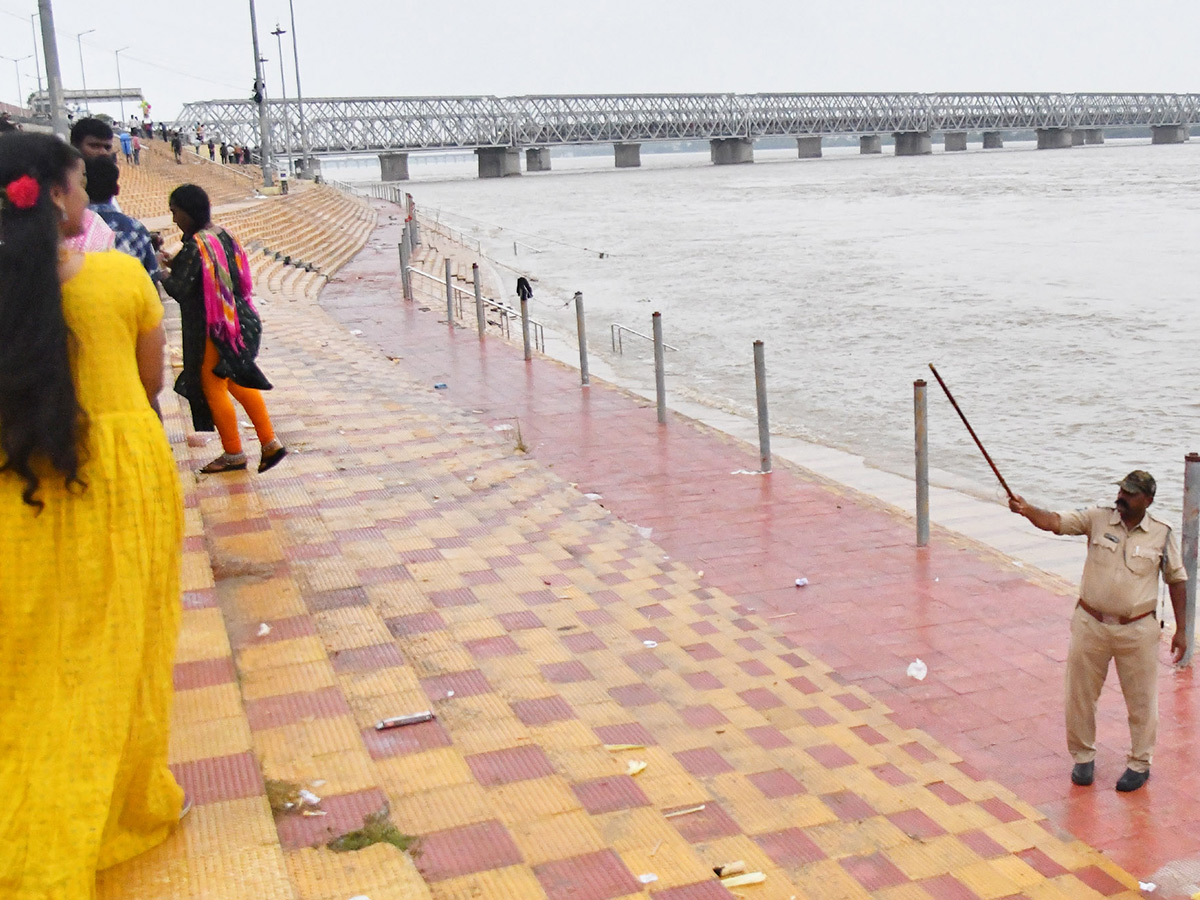 Vijayawada_20Praksam_20Barrage_20Floods__20_2827_29.jpg 27