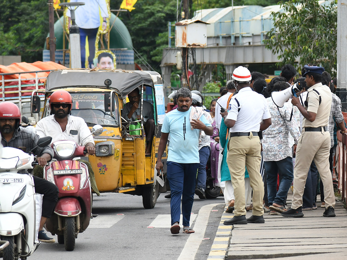 Vijayawada_20Praksam_20Barrage_20Floods__20_283_29.jpg 2