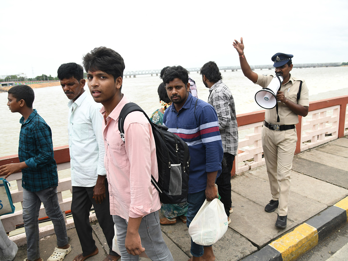 Vijayawada_20Praksam_20Barrage_20Floods__20_284_29.jpg 4