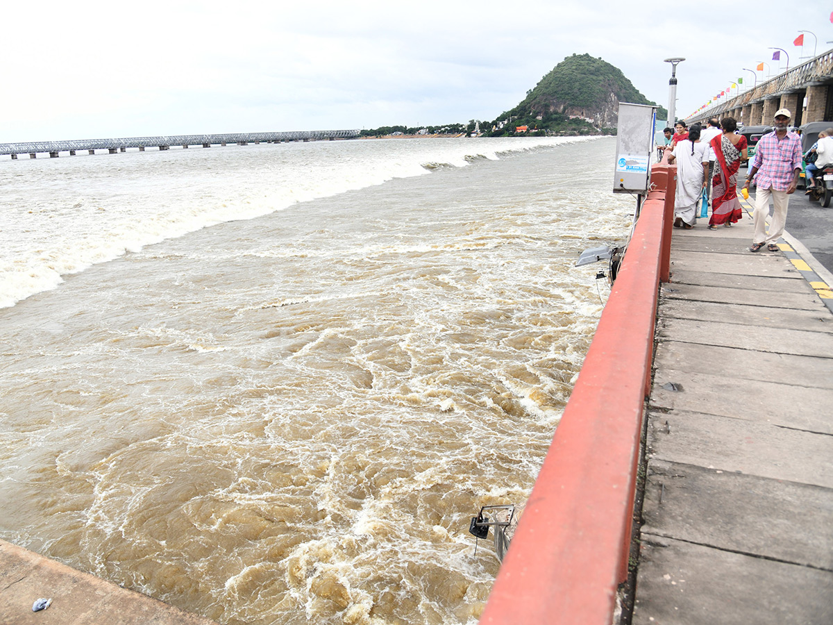 Vijayawada_20Praksam_20Barrage_20Floods__20_285_29.jpg 5