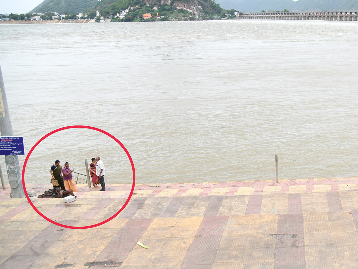Vijayawada_20Praksam_20Barrage_20Floods__20_287_29.jpg 7