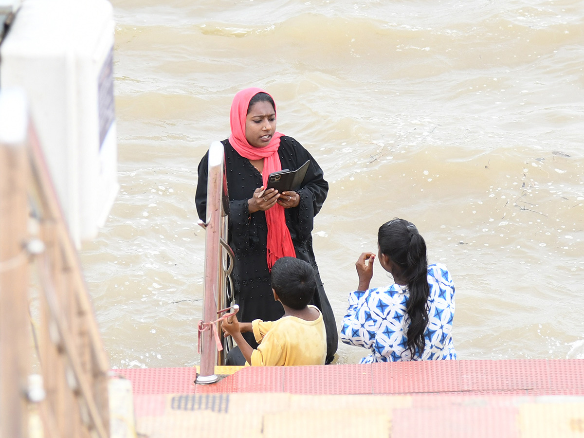 Vijayawada_20Praksam_20Barrage_20Floods__20_288_29.jpg 8