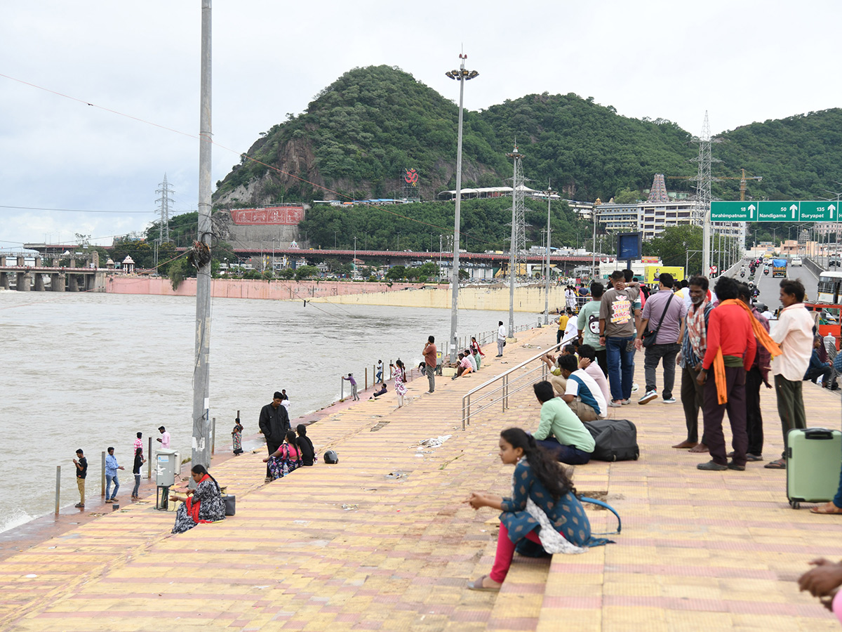 Vijayawada_20Praksam_20Barrage_20Floods__20_289_29.jpg 9