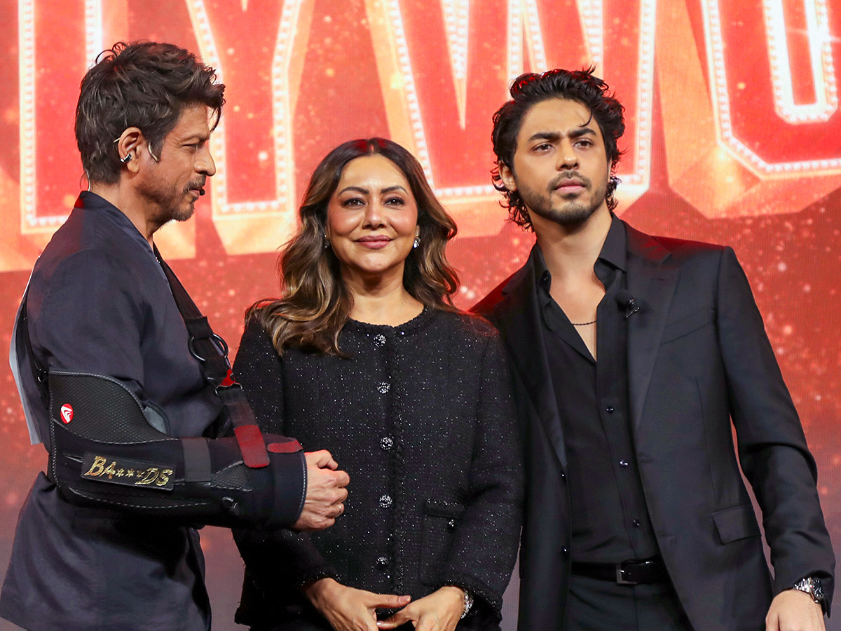 Directorial_20debut_20of_20their_20son_20Aryan_20Khan_20in_20Mumbai__20_2810_29.jpg 10
