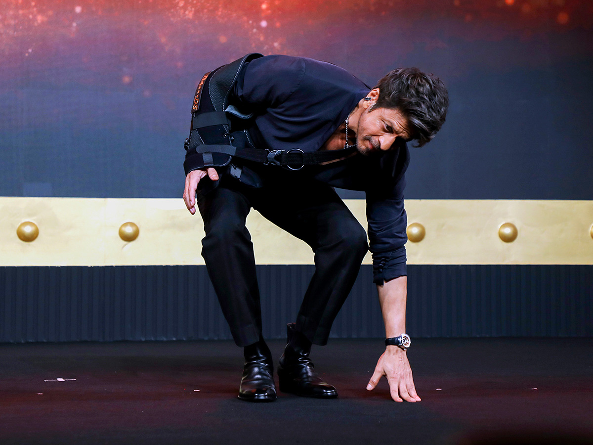 Directorial_20debut_20of_20their_20son_20Aryan_20Khan_20in_20Mumbai__20_2812_29.jpg 12