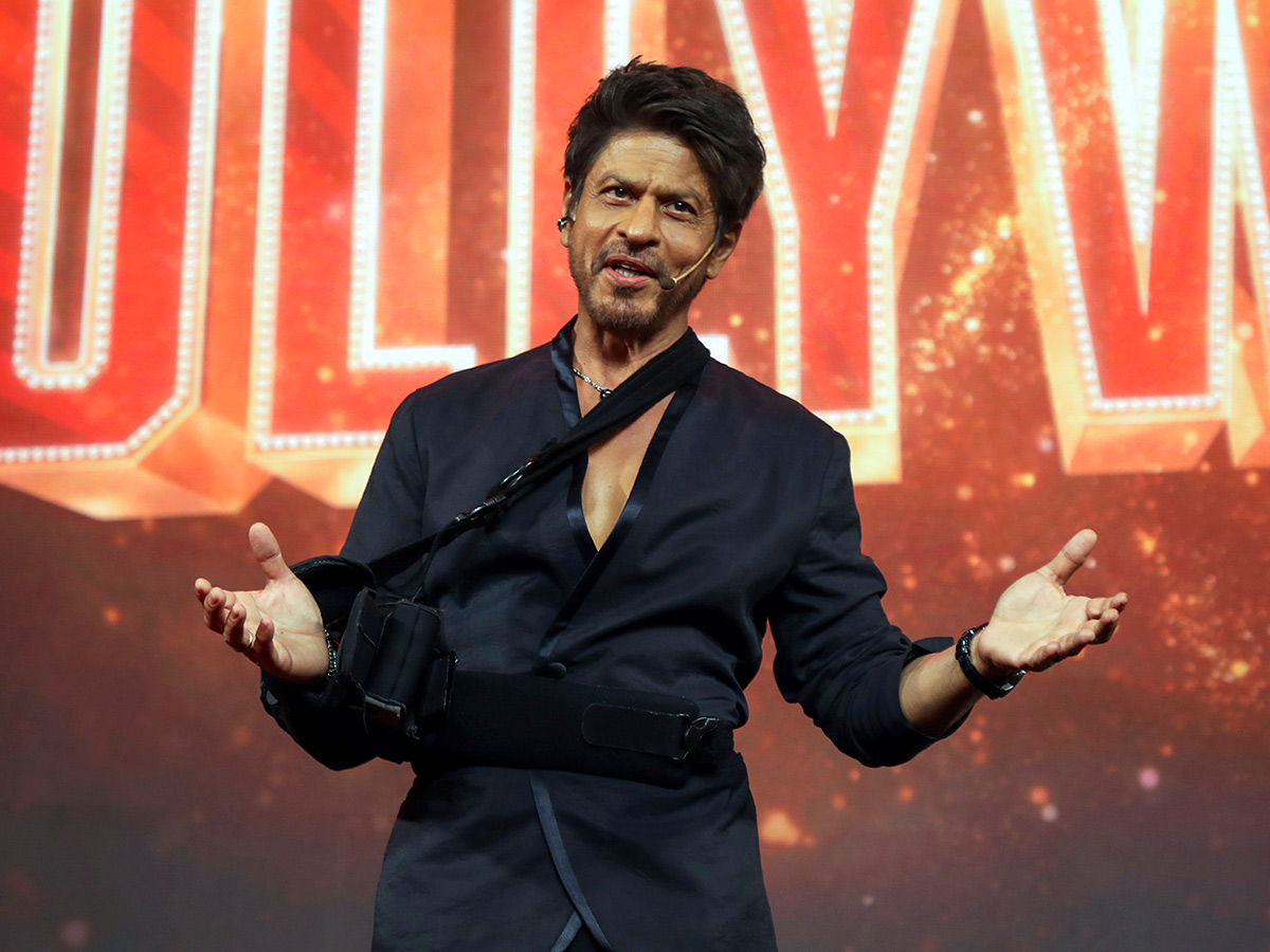 Directorial_20debut_20of_20their_20son_20Aryan_20Khan_20in_20Mumbai__20_286_29.jpg 6