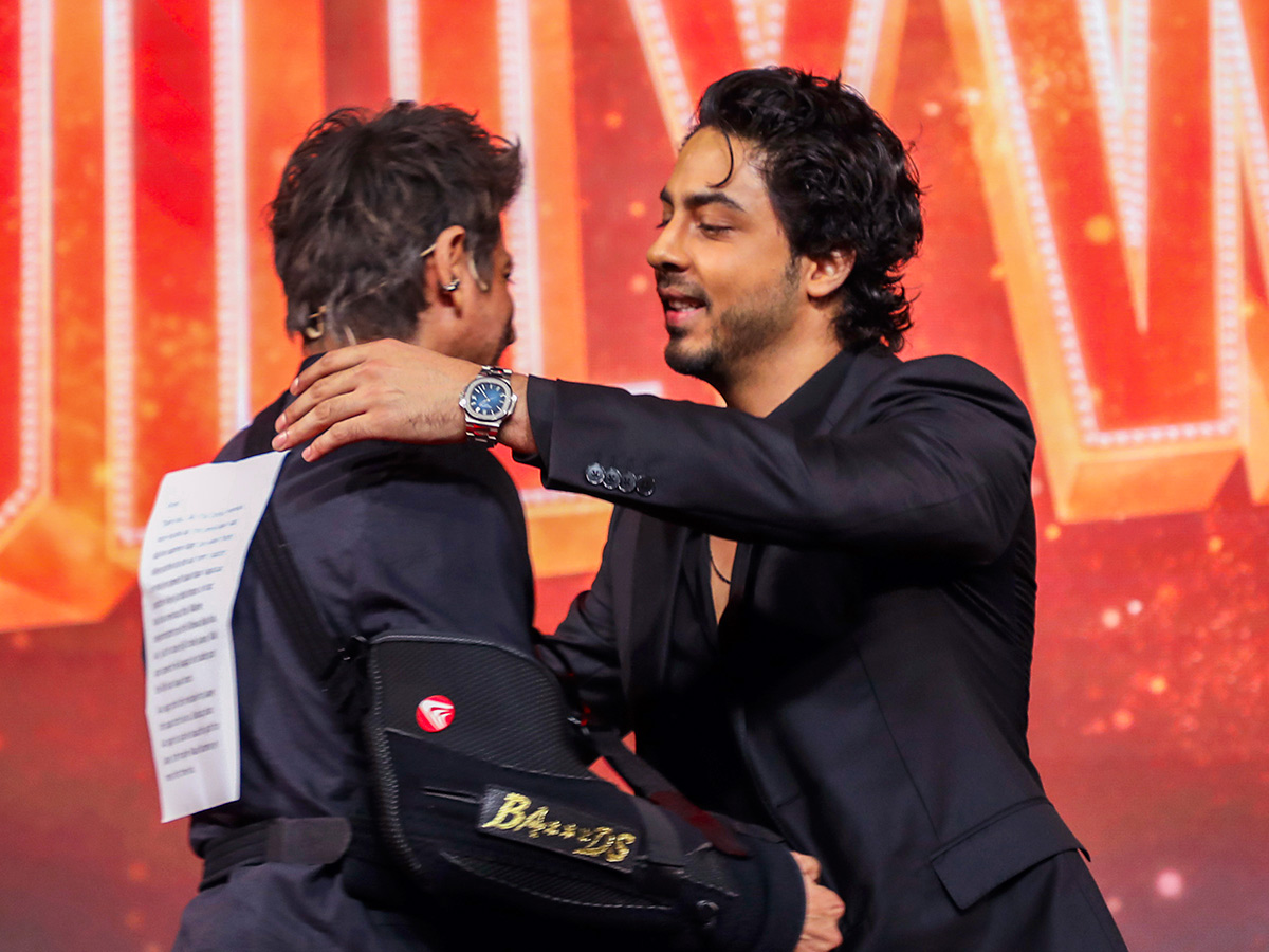 Directorial_20debut_20of_20their_20son_20Aryan_20Khan_20in_20Mumbai__20_289_29.jpg 9