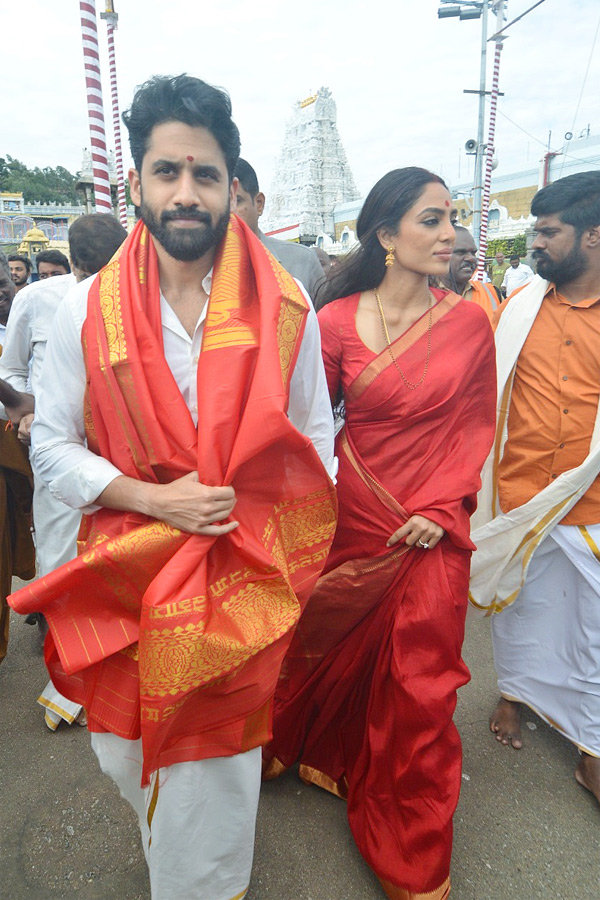 Naga_20Chaitanya_20And_20Sobhita_20Dhulipala_20visit_20Tirumala_20Temple_20Photo_20_284_29.jpg 4